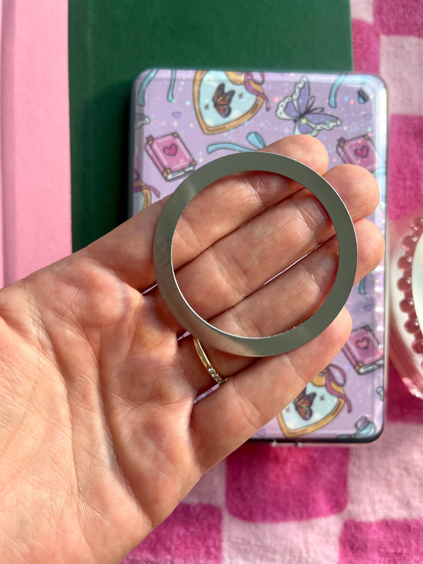 Bookish Bear Magnetic Grip- E-reader and phone grip 