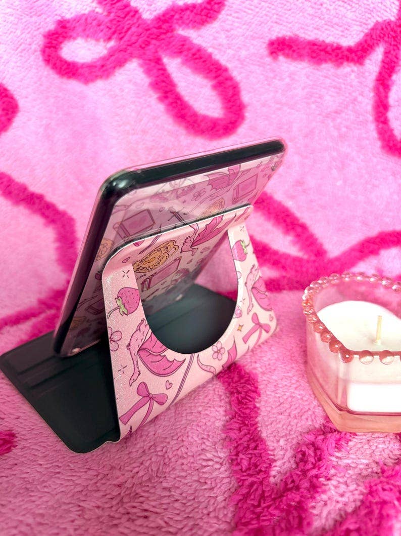 Romantasy Magnetic Removable Kindle Case: Pink Dragons